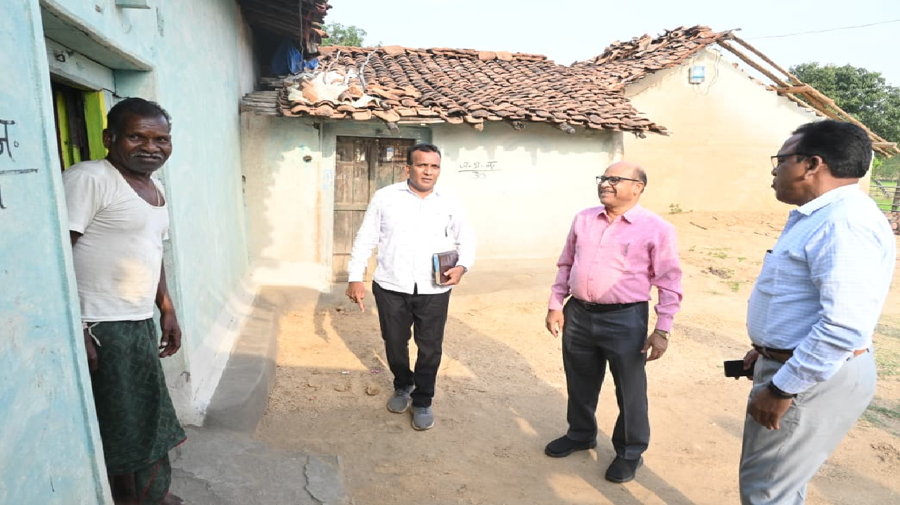 CG : कलेक्टर उइके ने ग्राम बोकरामुड़ा बिसुराम सोरी के घर जाकर प्राचीन तालपत्र पांडुलिपि का किया अवलोकन…