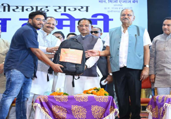 CG : सीएम साय ने हज यात्रियों को सौंपा फर्स्ट एड किट, यात्रा के लिए दी शुभकामनाएं…