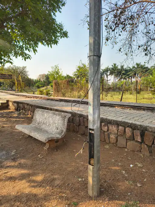 राजनांदगांव : पुष्पवाटिका में बिजली पोल के तार खुले पड़े हुए…