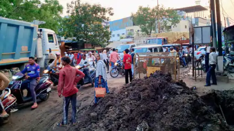 राजनांदगांव : इंटरकनेक्शन के लिए खोदे गए गड्ढे से लग रहा जाम, लखोली में परेशानी…