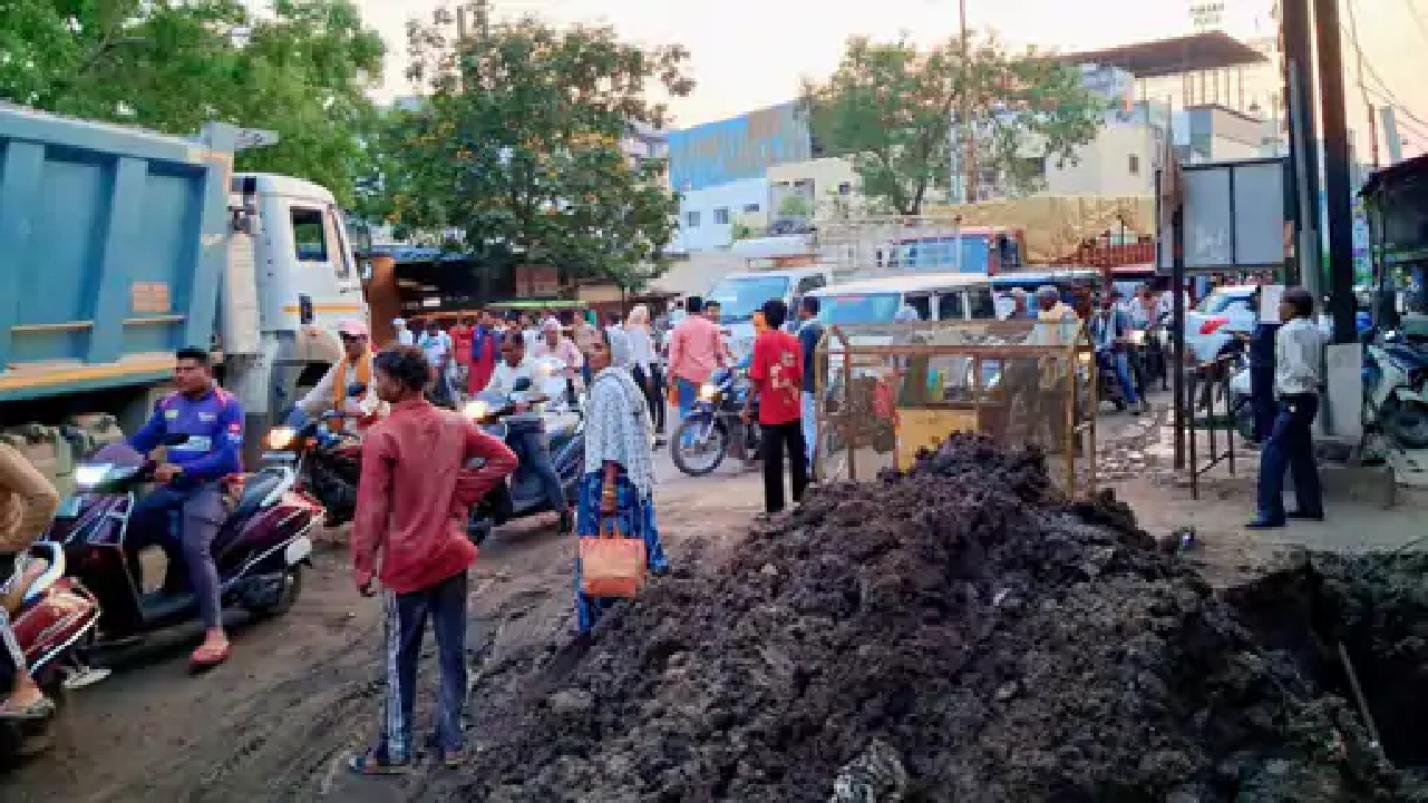 राजनांदगांव : इंटरकनेक्शन के लिए खोदे गए गड्ढे से लग रहा जाम, लखोली में परेशानी…