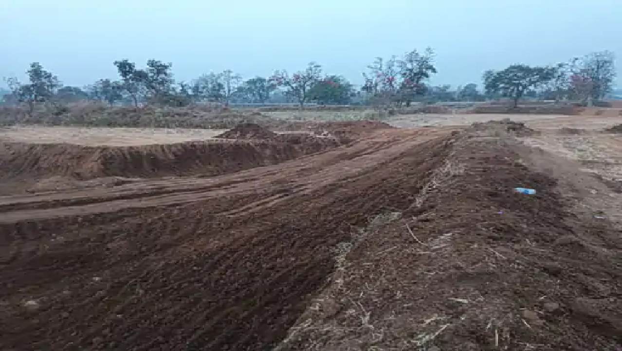 राजनांदगांव : डोंगरगांव इलाके में खेतों से मुरुम का अवैध खनन…