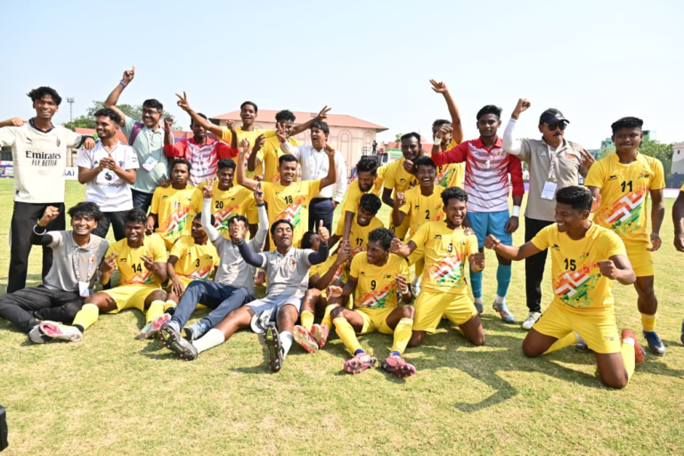 फुटबॉल में छत्तीसगढ़ को रजत पदक : फाइनल में कड़े मुकाबले में पश्चिम बंगाल से 0-1 से मिली हार