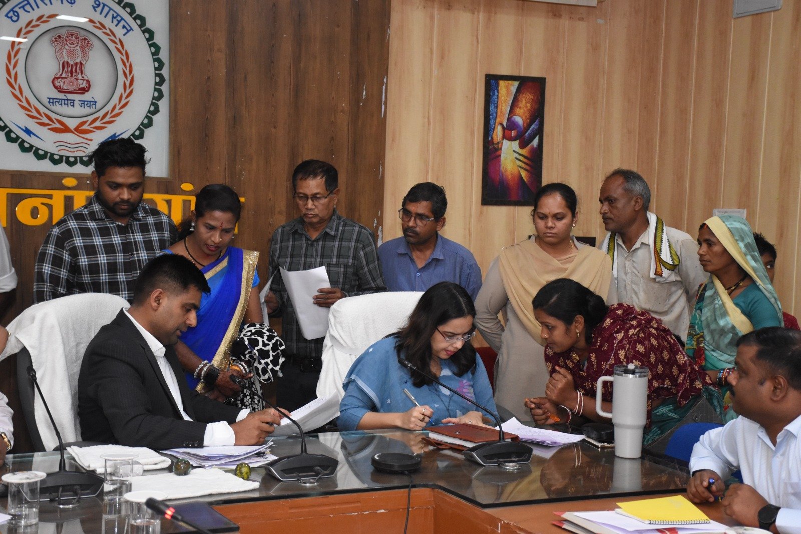 राजनांदगांव : कलेक्टर ने जनदर्शन में गंभीरता से सुनी नागरिकों की समस्याएं