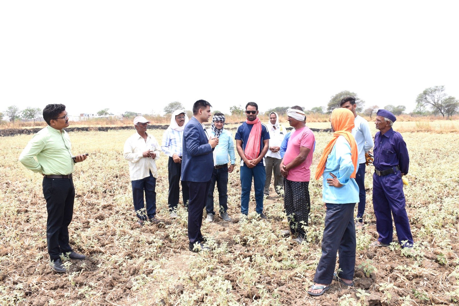 राजनांदगांव : कलेक्टर ने कन्हारपुरी के खेतों में पहुंचकर मौके पर सीमांकन कार्य का लिया जायजा