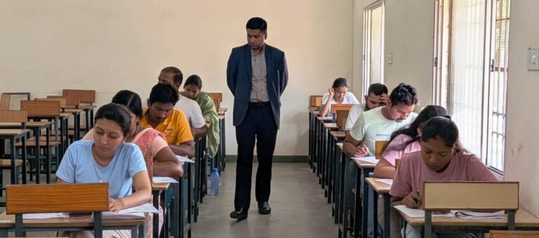 राजनांदगांव : कलेक्टर ने विभिन्न परीक्षा केंद्रों का औचक निरीक्षण कर व्यवस्थाओं का लिया जायजा