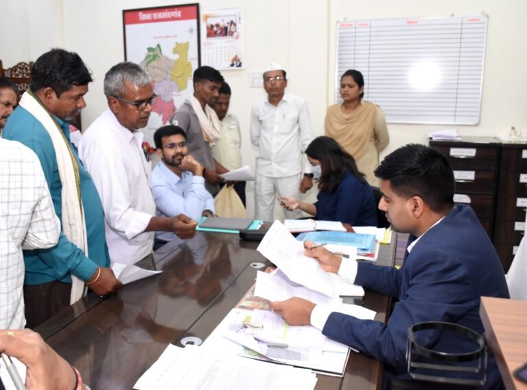 राजनांदगांव : कलेक्टर ने जनदर्शन में सुनी नागरिकों की समस्याएँ