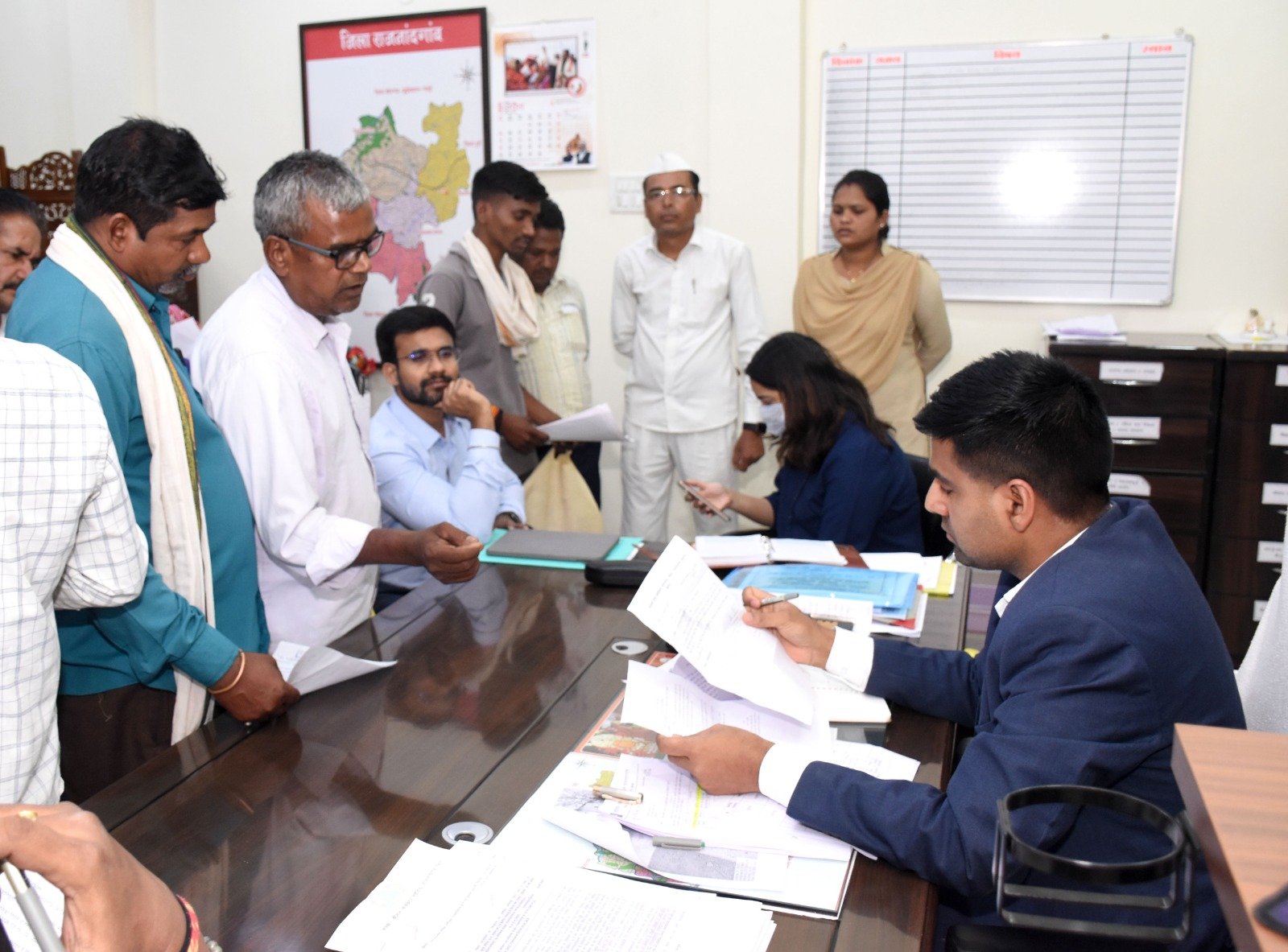 राजनांदगांव : कलेक्टर ने जनदर्शन में सुनी नागरिकों की समस्याएँ