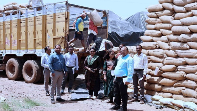 CG : कलेक्टर ने किया संग्रहण केन्द्र जगतरा एवं धोबनपुरी और धान खरीदी केन्द्र धनोरा का आकस्मिक निरीक्षण …