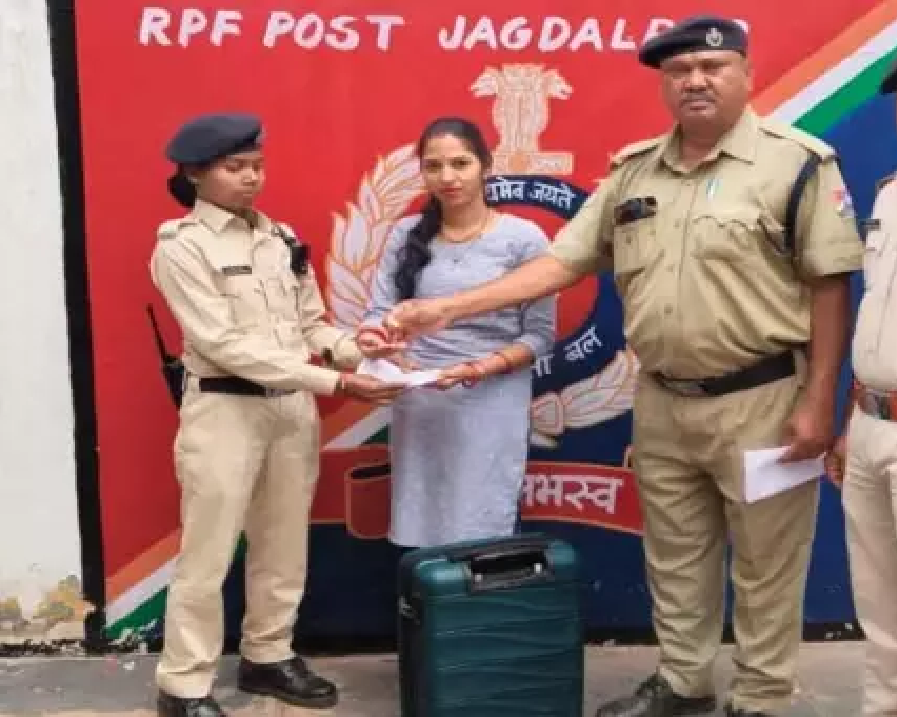 CG : महिला यात्री ने RPF की तारीफ की, गुमा सामान सुरक्षित मिला …