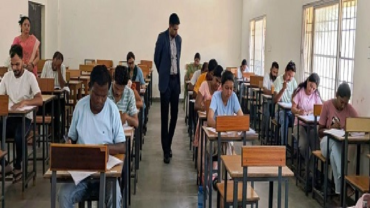 राजनांदगांव : कलेक्टर ने विभिन्न परीक्षा केंद्रों का औचक निरीक्षण कर व्यवस्थाओं का लिया जायजा …