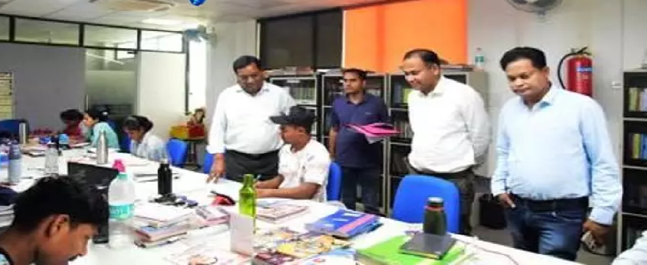 CG : बस्तर कमिश्नर डोमन सिंह ने गारमेंट फैक्ट्री व केन्द्रीय ग्रंथालय का किया निरीक्षण …