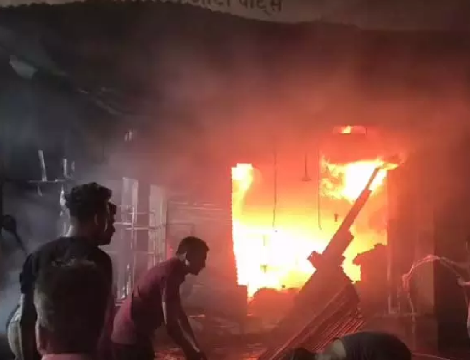 CG : बलौदाबाजार में आगजनी की बड़ी घटना, ऑटो पार्ट्स की दुकान खाक ...