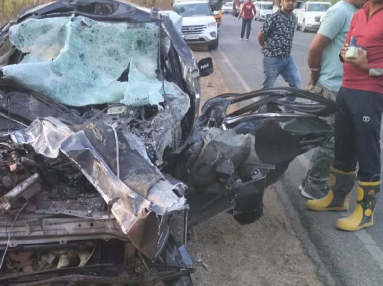 CG : पति-पत्नी और लड़के की मौत, कार को ट्रक ने मारी ठोकर ...