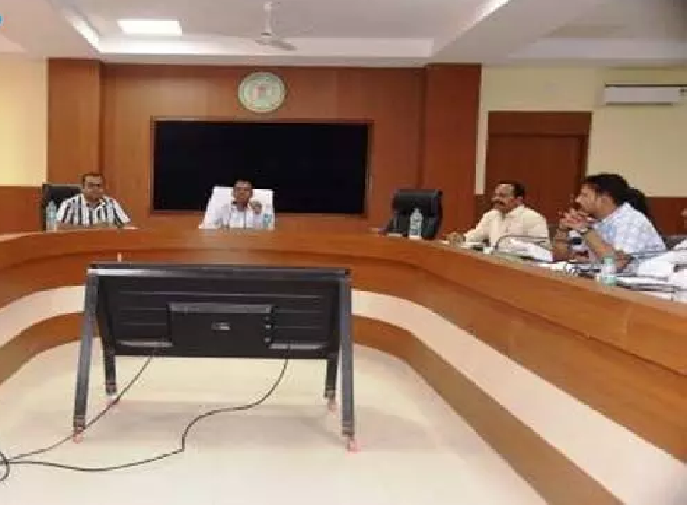 CG : नामांकन एवं सीमांकन के लंबित प्रकरण समय सीमा के अंदर शत प्रतिशत निराकरण करें: कलेक्टर वसंत …