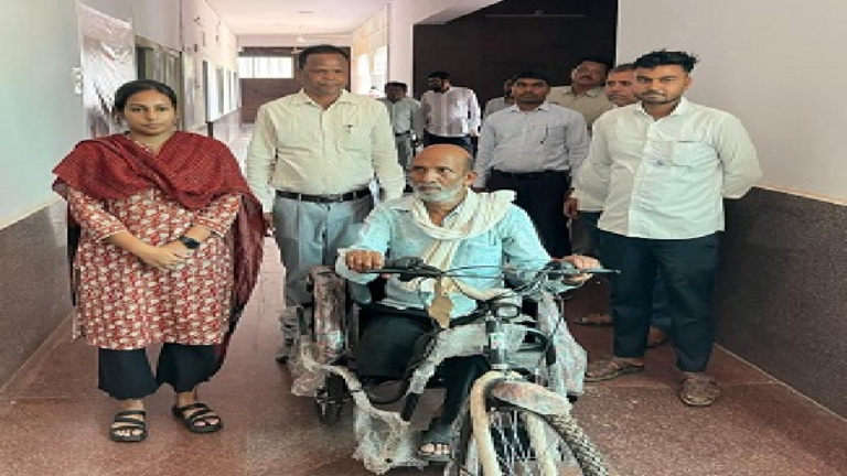 CG : जनदर्शन बना सहारा: दिव्यांग को मिली ट्राई साइकिल, आत्मनिर्भरता की ओर बढ़े कदम …