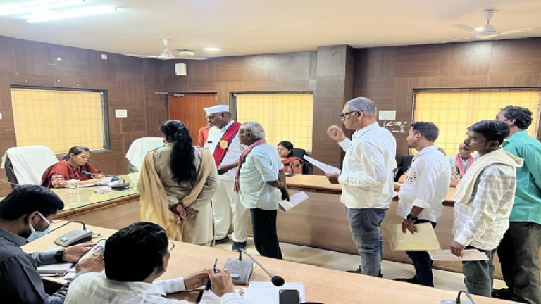 CG : कलेक्टर ने जनदर्शन में सुनी आमजन की समस्याएं …