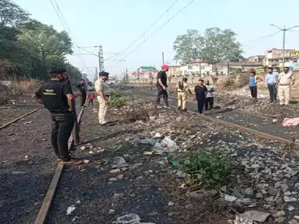 CG : मालगाड़ी के सामने कूदा युवक, पटरी में मिली लाश …