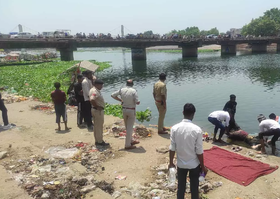 CG : महादेवघाट में महिला की लाश मिली, दूसरे जगह हत्या कर यहां ठिकाना लगाने की आशंका …