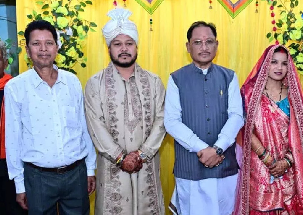 CG : मुख्यमंत्री विष्णुदेव साय ने भतीजे के विवाह में शामिल होकर नवदंपति को दिया आशीर्वाद …