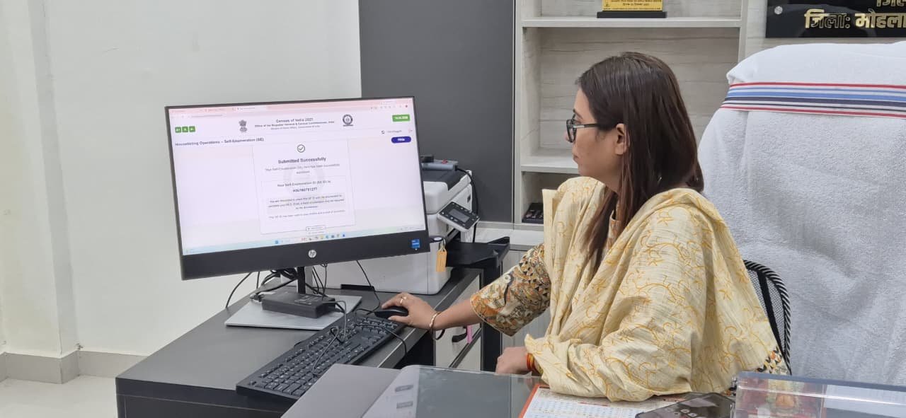 मोहला : जनगणना-2027 जिले में स्व-गणना शुरू : सीईओ जिला पंचायत ने भरा ऑनलाइन स्व-गणना पत्रक