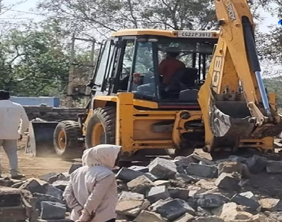 CG : राजस्व शिविर, SDM की मौजूदगी में स्कूल परिसर से हटाया गया अवैध कब्जा …