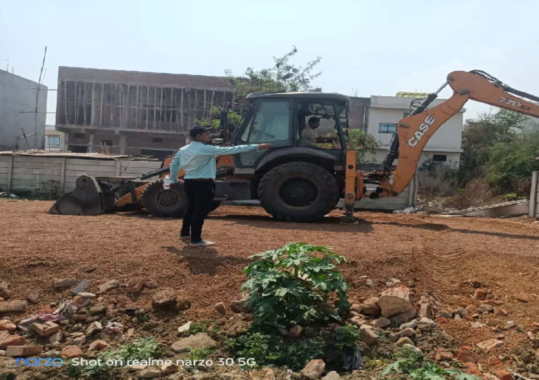 CG : मोती नगर प्रगति विहार कमल विहार में डेढ़ एकड़ की अवैध प्लाटिंग पर चला बुलडोजर …