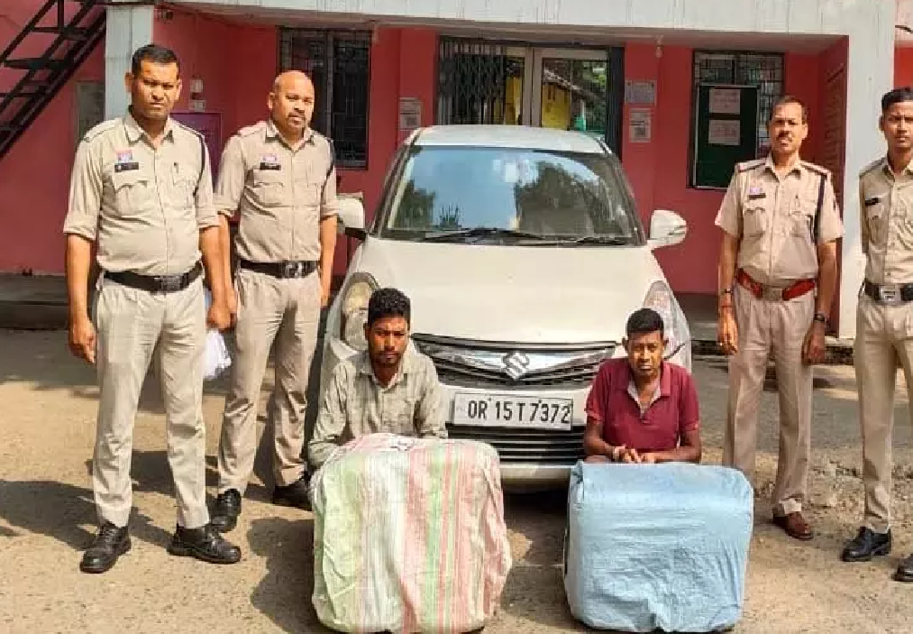 CG : कार की डिक्की से 9 पैकेटों में भरा गांजा बरामद, कीमत 20 लाख रूपए …