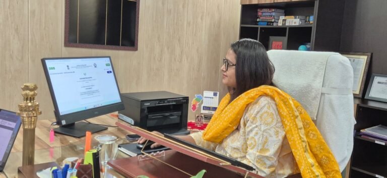  मोहला : कलेक्टर प्रजापति ने स्वयं की स्व-गणना,  नागरिकों को डिजिटल भागीदारी का दिया संदेश